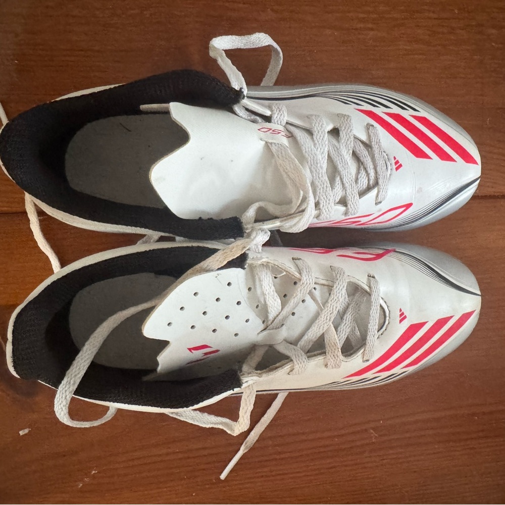 Kids White Messi Adidas soccer cleats size 4Y worn 4 times Outdoor EUC